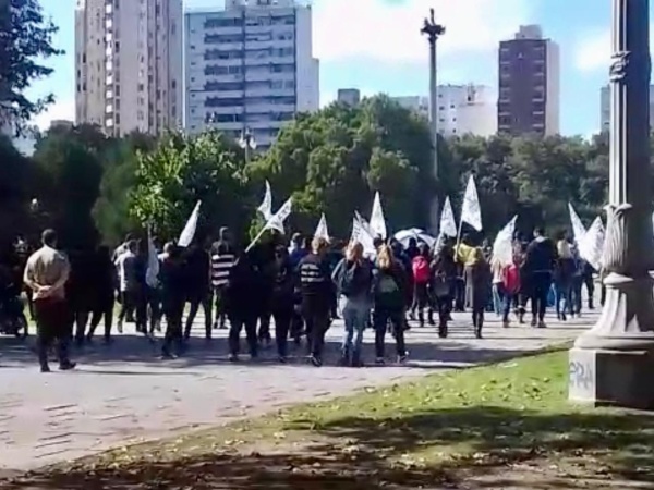 Un minúsculo grupo de UPCN salió a apoyar a los cooperativistas que sitiaron La Plata