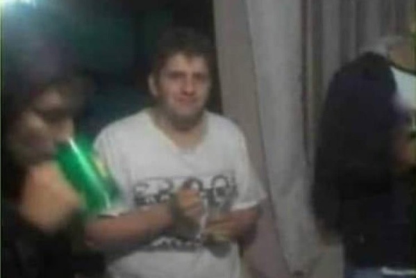 Hizo una fiesta, su madre le advirtió no molestar con la música y su respuesta se volvió viral: "El vecino está acá"