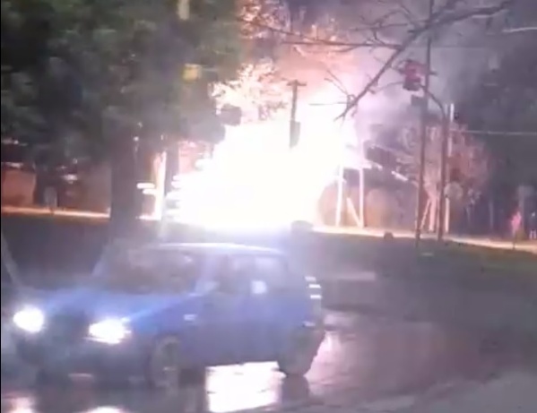 "Parece la quema de muñecos de fin de año": el susto de los vecinos en 60 y 137