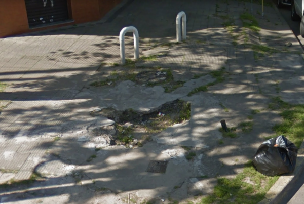 Tiene 76 años y denuncia que el mal estado de las veredas en Tolosa no le permiten circular con normalidad