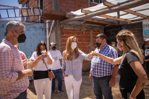 Victoria Tolosa Paz participó en una jornada de salud y enseñanza de oficios