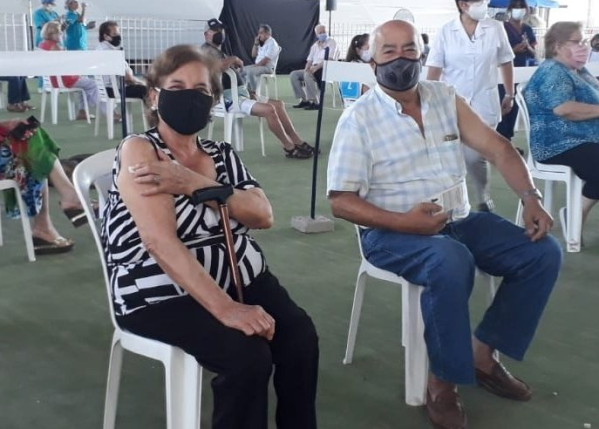 "Los viejos vienen a vacunarse con la ropa buena": El hilo de Twitter que hace llorar a todos