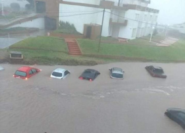 Un temporal azotó a Villa Gesell y hubo importantes inundaciones: varios autos llegaron hasta la playa