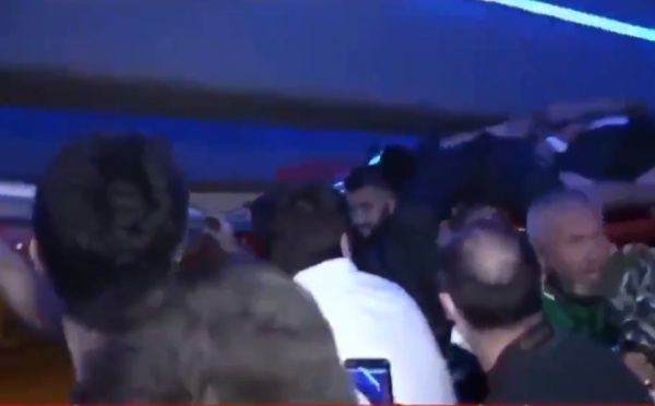 VIDEO: Club turco festejaba el ascenso en un bus descapotable pero terminaron heridos al pasar por un túnel