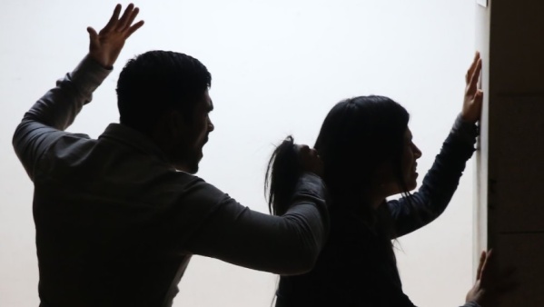 Un hombre totalmente desquiciado amenazó de muerte a su pareja y le pegó una piña a un policía en Berisso