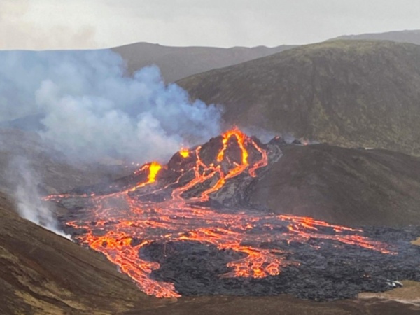 Entró en erupción un volcán en Islandia y fluye un río de lava