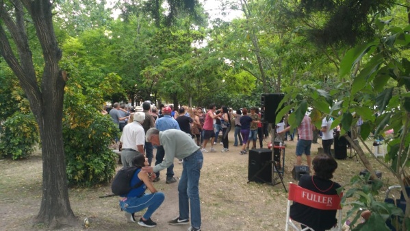 Una multitud en una fiesta clandestina al aire libre y de día en la circunvalación de La Plata