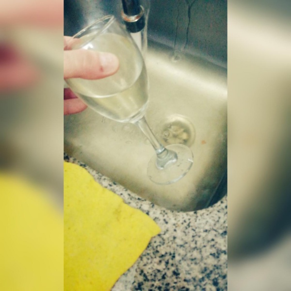 "Color champagne": Así le sale el agua a un vecino de La Plata