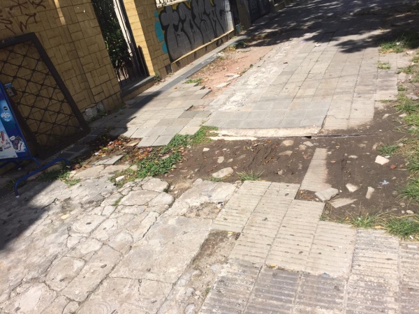 Reclaman por el pésimo estado de una vereda inundada y rota en plena calle 13