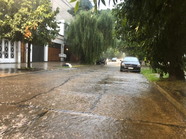 Vecinos de Barrio Norte y Tolosa denuncian calles anegadas en La Plata por la lluvia