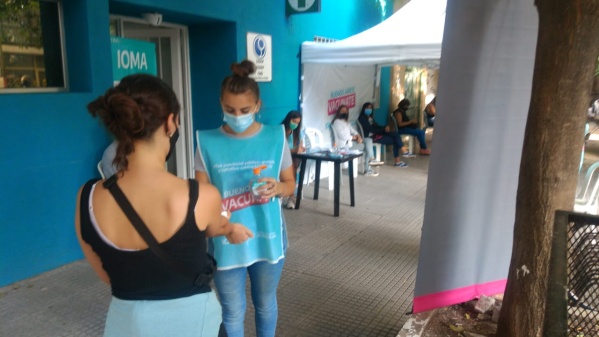 Entusiasmo entre los docentes para recibir la vacuna Sinopharm en La Plata