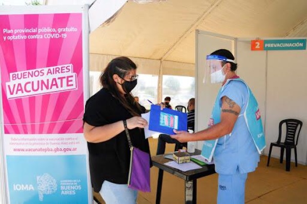 IOMA asignó turnos en un vacunatorio de La Plata que no tiene vacunas