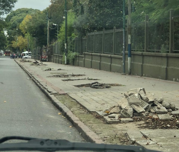 Indignaci&oacute;n entre los vecinos por c&oacute;mo quedaron las veredas de calle 60
