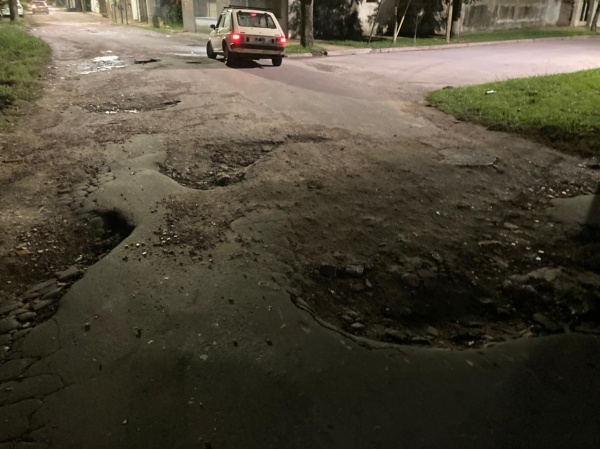 Van a una canchita de f&uacute;tbol y no pueden "ni pasar" por las calles de la zona porque est&aacute; todo lleno de pozos