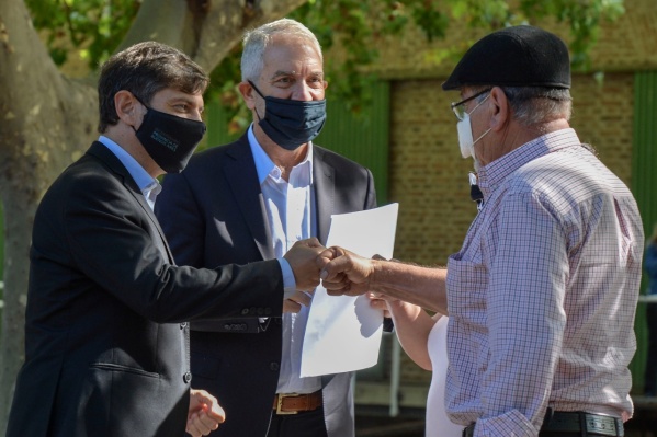 Kicillof encabezó un acto en Mercedes y entregó 556 títulos de propiedad