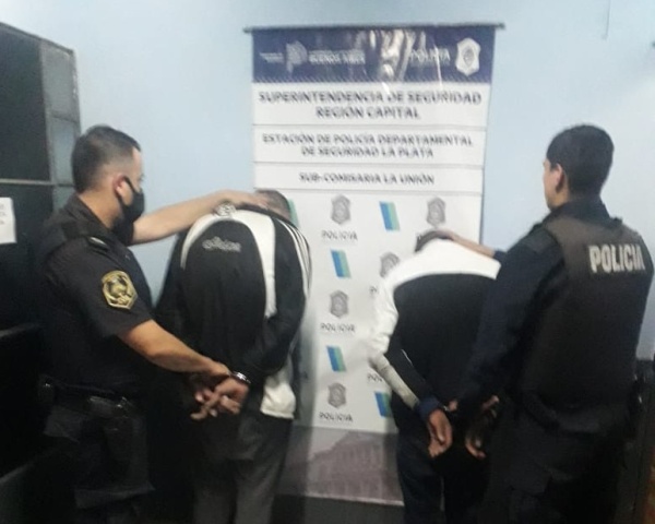 Motochorros hu&iacute;an, pero los agarraron porque se cayeron a una zanja