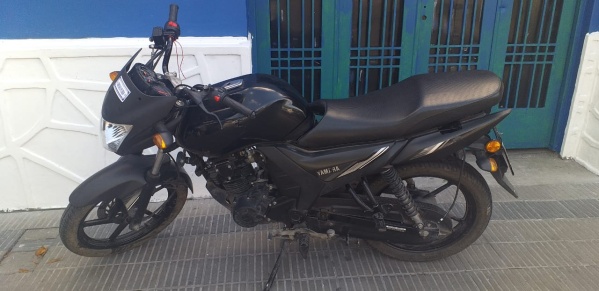 Dos hombres fueron capturados mientras andaban en una moto robada en La Plata
