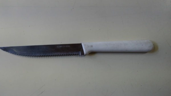 Dos menores asaltaron a una mujer con un cuchillo mientras esperaba el colectivo en La Plata