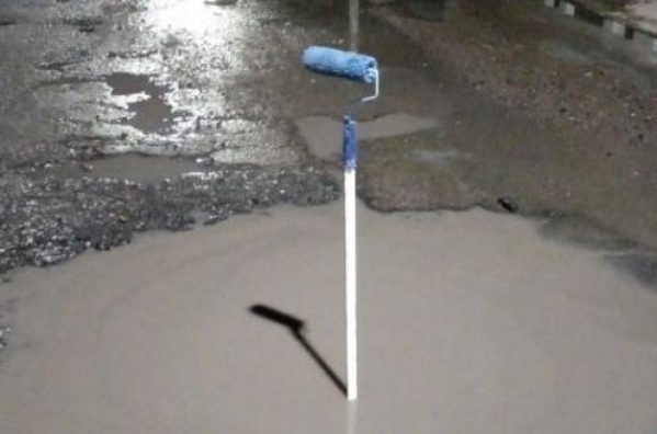 "Por si les pinta venir a arreglarlo": El ingenioso reclamo de un platense ante un enorme bache