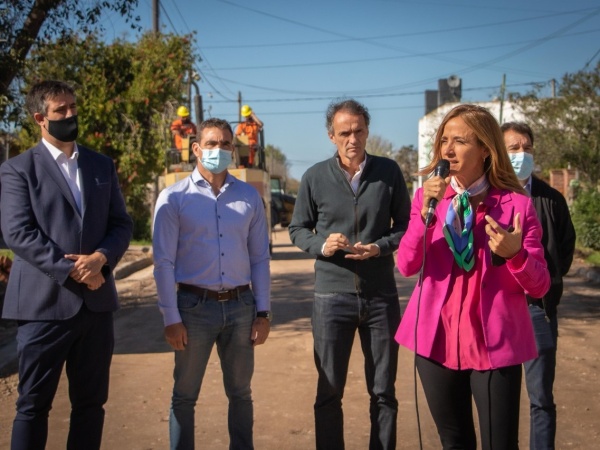 Tolosa Paz recorrió obras y un próximo mega parque ambiental de alimentos para la región: "Se traduce en un futuro mejor"