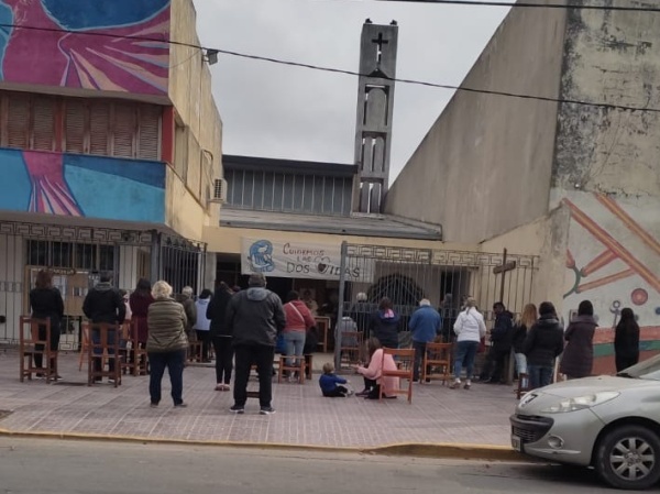 La Iglesia de La Anunciaci&oacute;n realiz&oacute; una misa, se excedi&oacute; de gente y despert&oacute; la furia de los padres del colegio