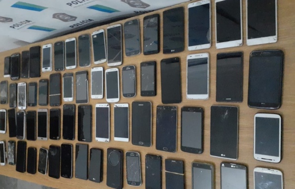 Allanaron una casa de Los Hornos y ten&iacute;an m&aacute;s de 60 celulares robados