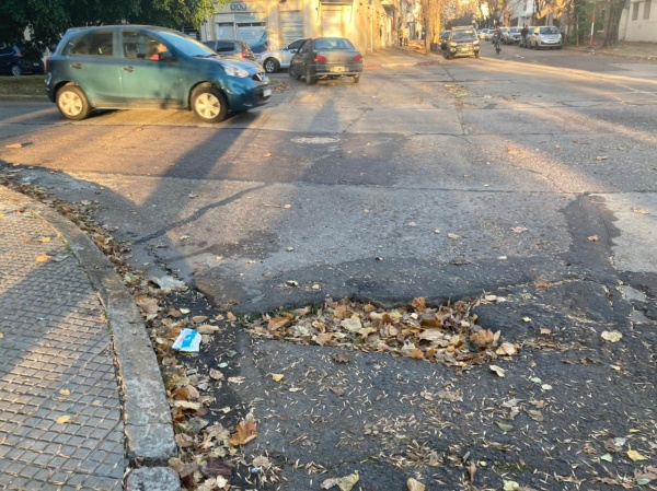 "Casi me mato con la bici por culpa de los baches": Una platense furiosa con el estado de las calles de La Plata