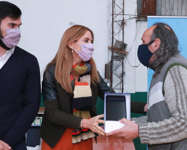 Tolosa Paz entregó tablets a instituciones de La Plata: "Es gratificante hacer de puente para que tengan más herramientas"