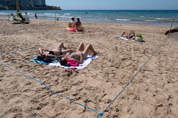 Los turistas vacunados ya pueden ingresar a las playas de España