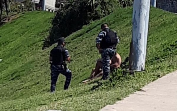 Atraparon a dos j&oacute;venes teniendo un momento &iacute;ntimo a plena luz del d&iacute;a en un parque de Mar del Plata