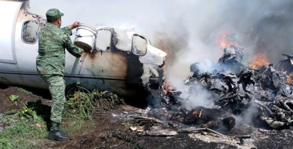 Se cayó un avión de la Fuerza Aérea mexicana y hay 6 militares muertos