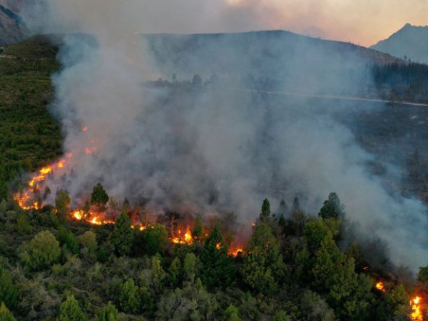 Las altas temperaturas reactivaron los focos de incendio en zonas cercanas a El Bolsón
