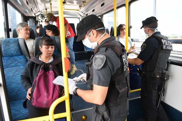 Transporte público: será solo para esenciales durante la madrugada