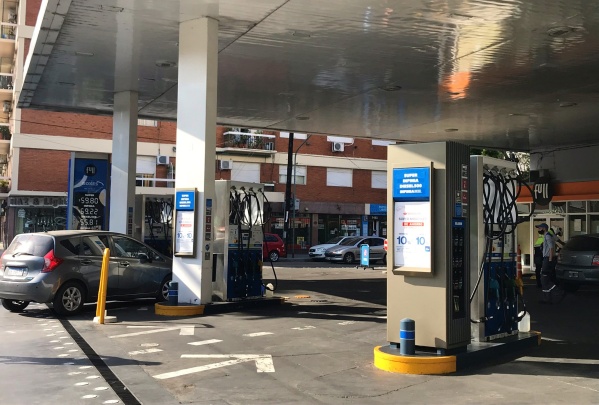 Ya rige el aumento del 7% en los combustibles de YPF