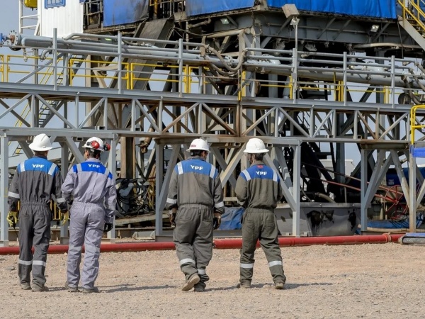 Denunciaron a un Jefe de Planta de YPF La Plata por pegarle a un bombero