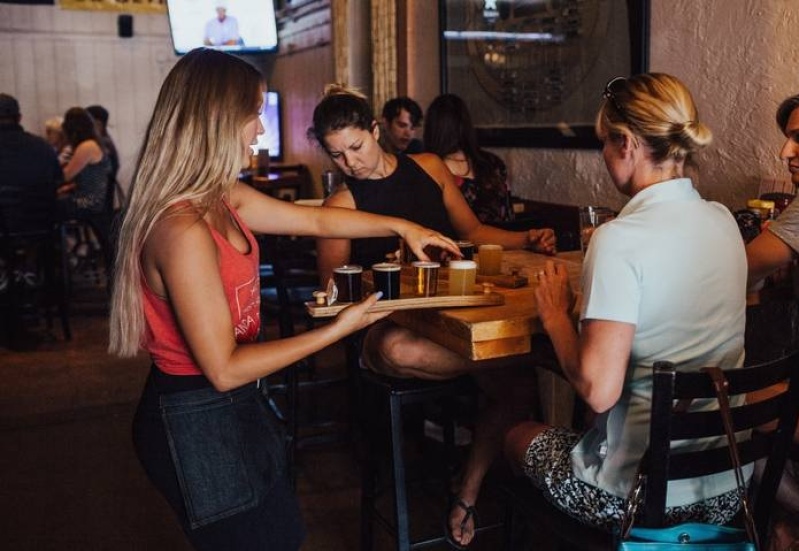 ”Es importante lo del escote”: el lamentable chat que se viralizó entre el dueño de un bar y una posible moza