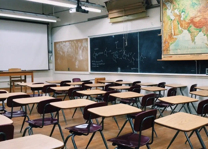 Un profesor de matemática de La Plata fue denunciado por presunto abuso contra una alumna