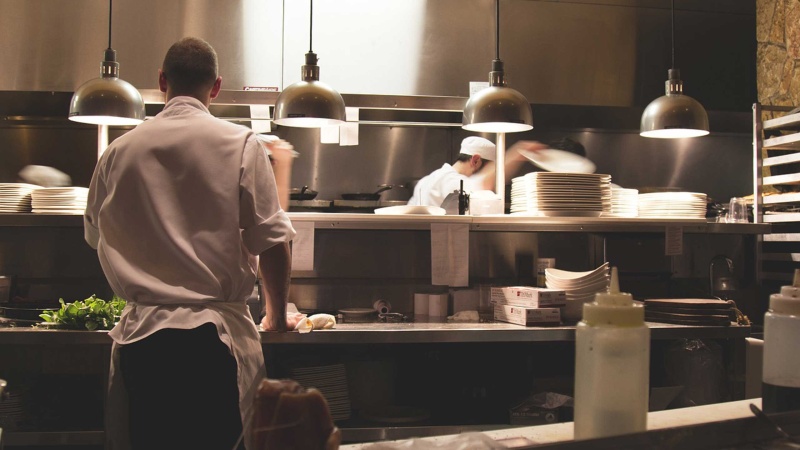 La insólita manera en la que un restaurante busca un cocinero: ”El que tenemos ahora es una mi...”