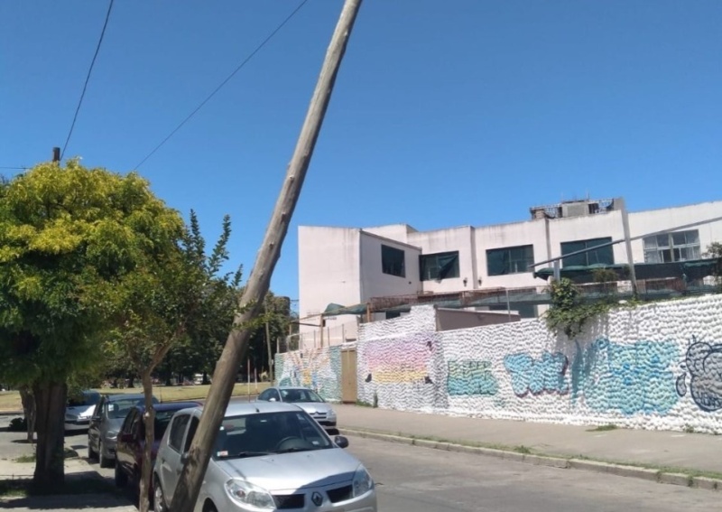 Vecinos de Plaza Güemes reclaman por un poste inclinado