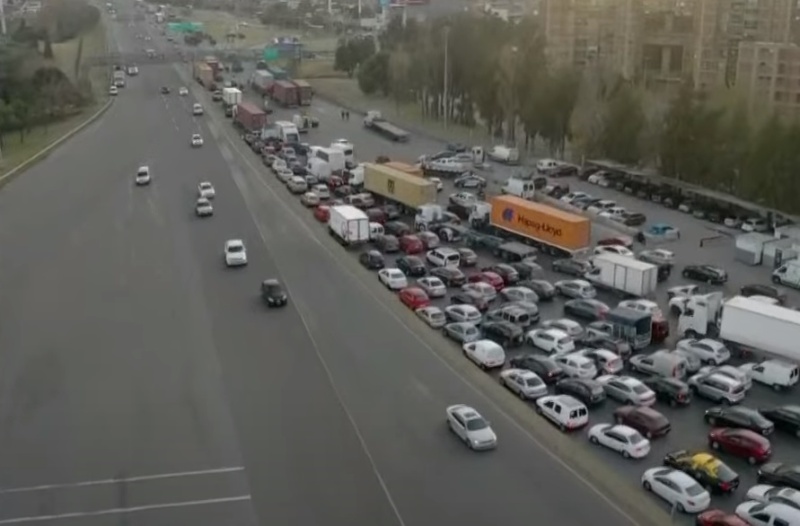 Llegó Sergio Berni a la Autopista Buenos Aires - La Plata y los camioneros despejaron el corte total