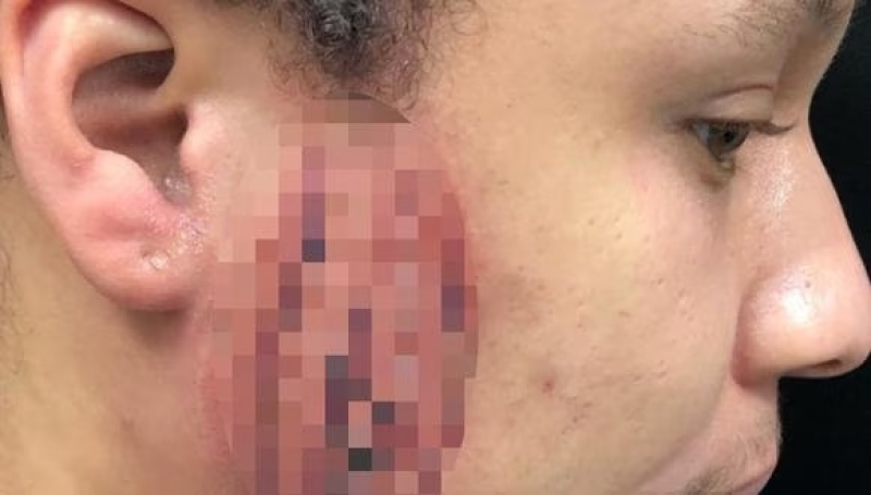 Un joven reveló el tatuaje ”bizarro y femenino” que le hizo a un cliente: ”Mi primer pensamiento fue ¿Estoy leyendo bien?”