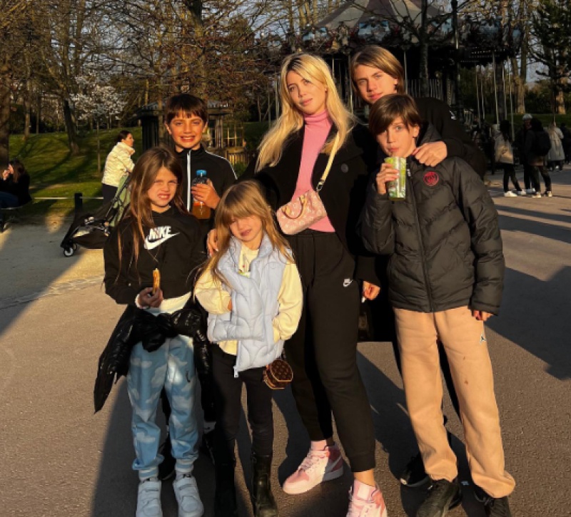 El paseo dominguero de Wanda Nara junto a sus cinco hijos