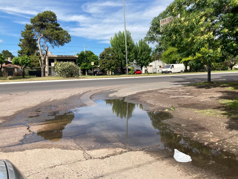 ”Llovió, no lo vi y casi dejo el auto”: Un vecino reclama el arreglo de Camino Centenario
