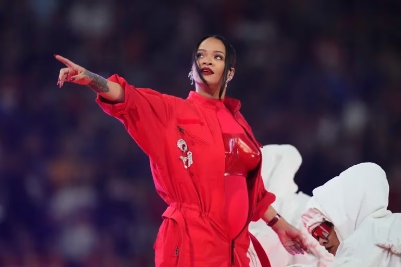 Rihanna anunció su segundo embarazo en plena presentación del Super Bowl y estallaron los fans
