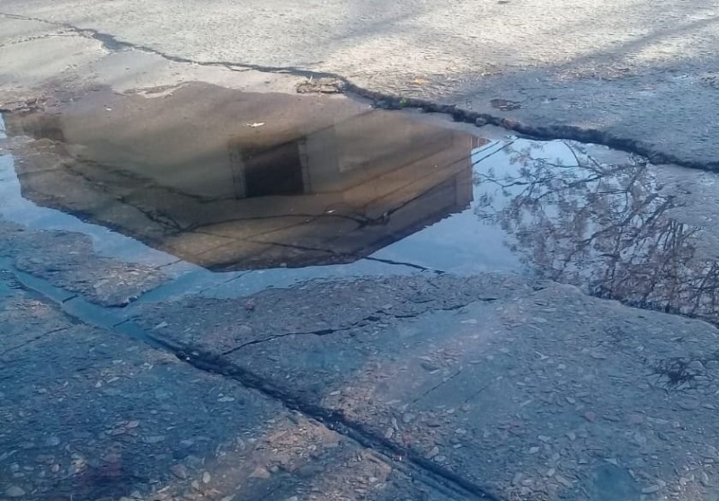 En Barrio Hipódromo reclamaron por una pérdida de agua que arruina el asfalto