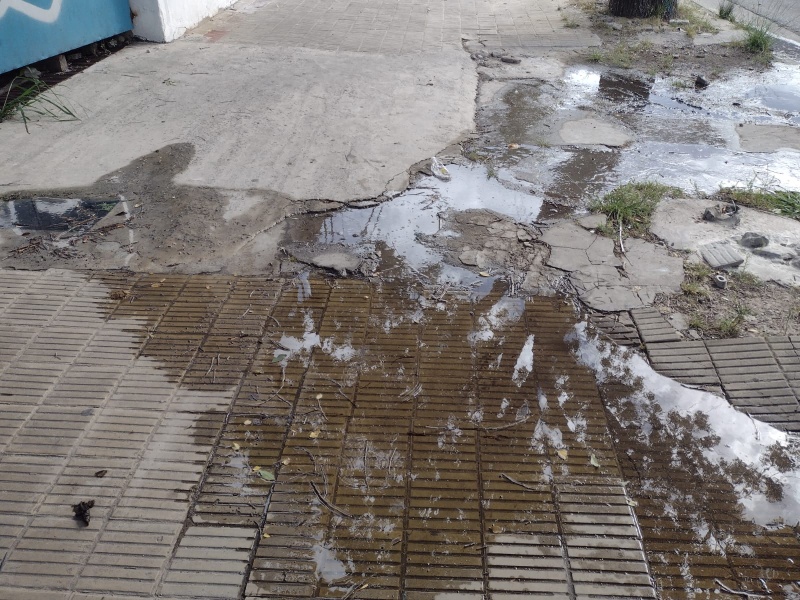 ”¿Cómo cruzo la vereda?”: Bronca por una enorme pérdida de agua en La Loma