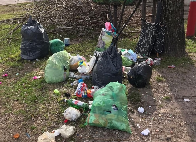 En Los Hornos reclamaron por un amplio tramo con falta de recolección de residuos