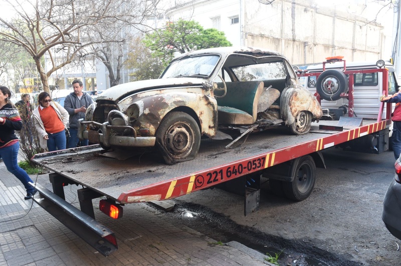 Retiraron los dos autos que aún estaban en la casa del femicida platense Ricardo Barreda