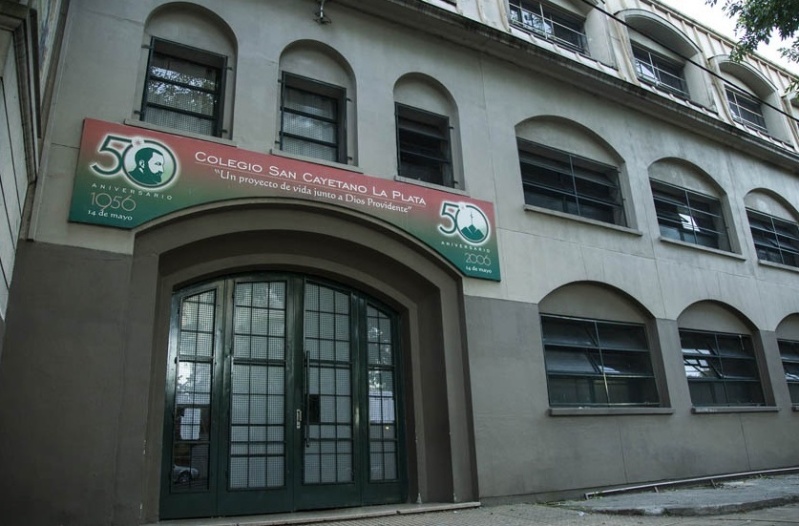 Disturbios en el colegio San Cayetano de La Plata: a los huevazos, egresados atacaron a otros estudiantes