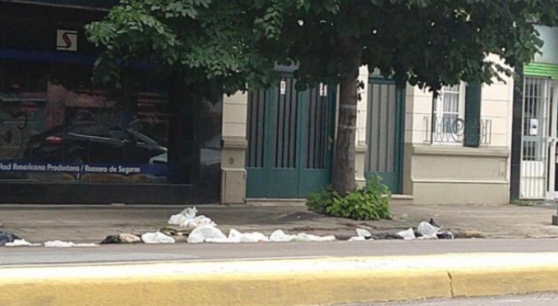En Barrio Norte denuncian que la basura tapa las bocas de tormenta